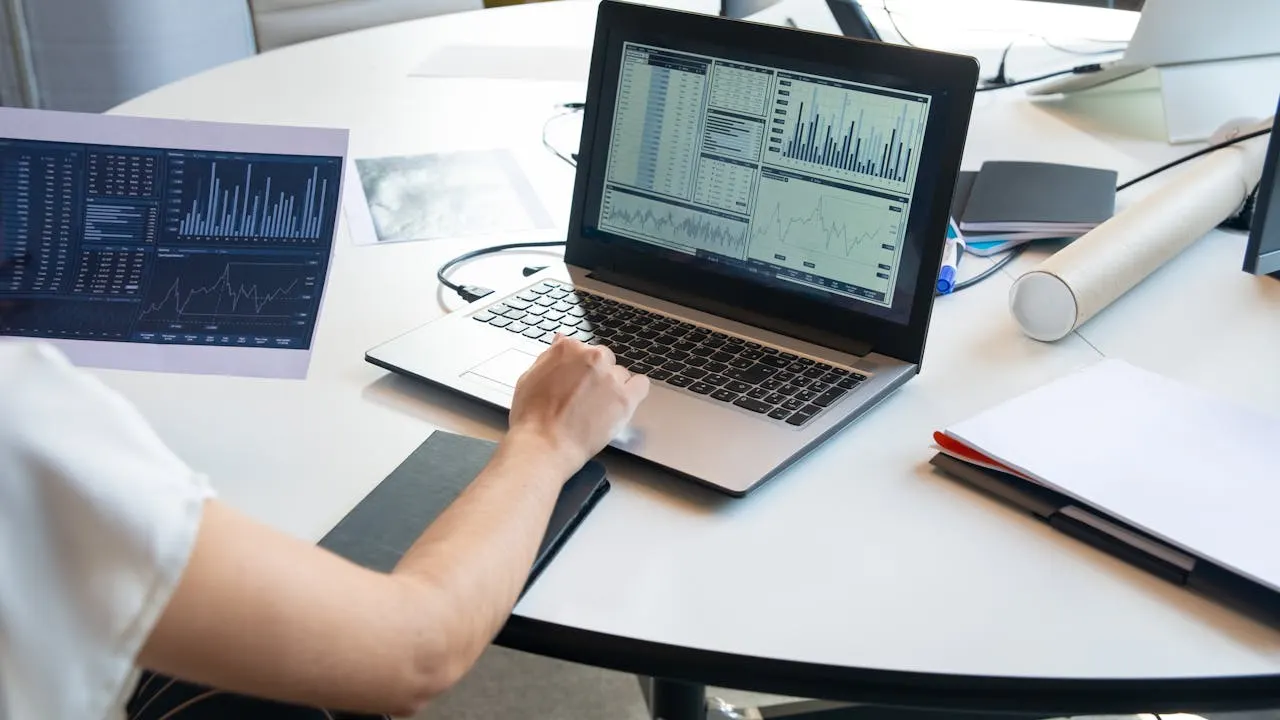 Analyse-Dashboard am Laptop als Beispiel für nicht notwendige Tracking-Cookies
