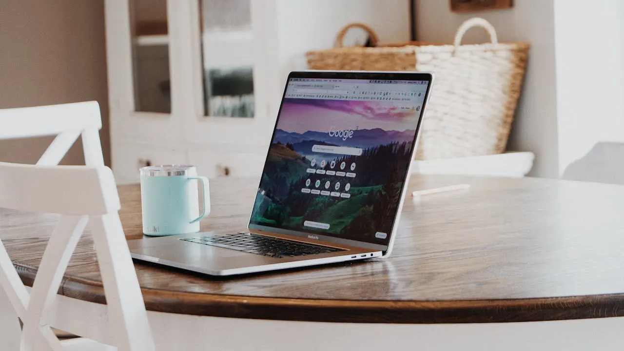 Laptop mit geöffnetem Browser, auf dem beim Website-Besuch ein Cookie-Banner erscheint
