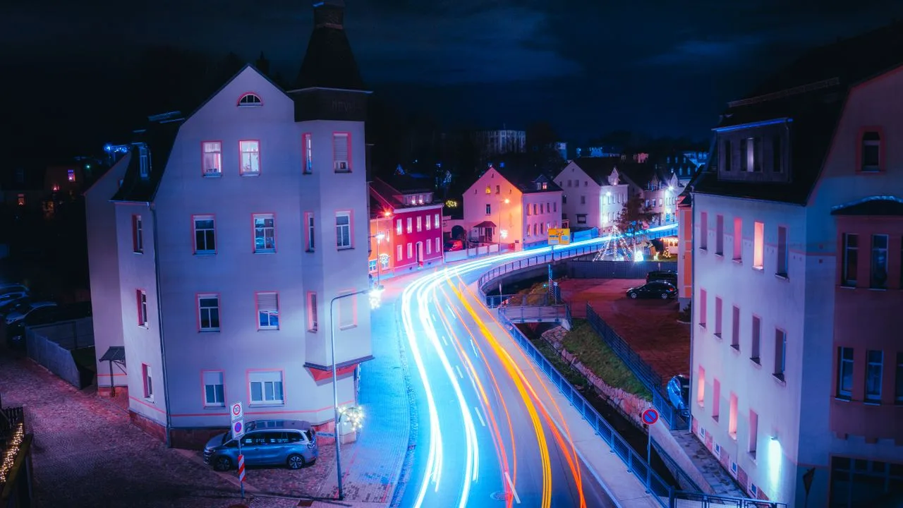 Lichtspuren von Autos auf einer Straße bei Nacht als Sinnbild für Tempo und schnelle Umsetzung