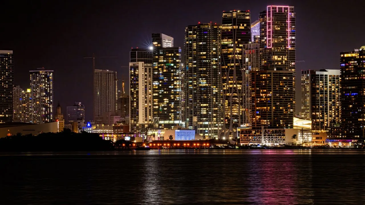 Nächtliche Skyline einer Großstadt mit pinken und violetten Neonlichtern als Sinnbild für die Vice-City-Atmosphäre von GTA 6