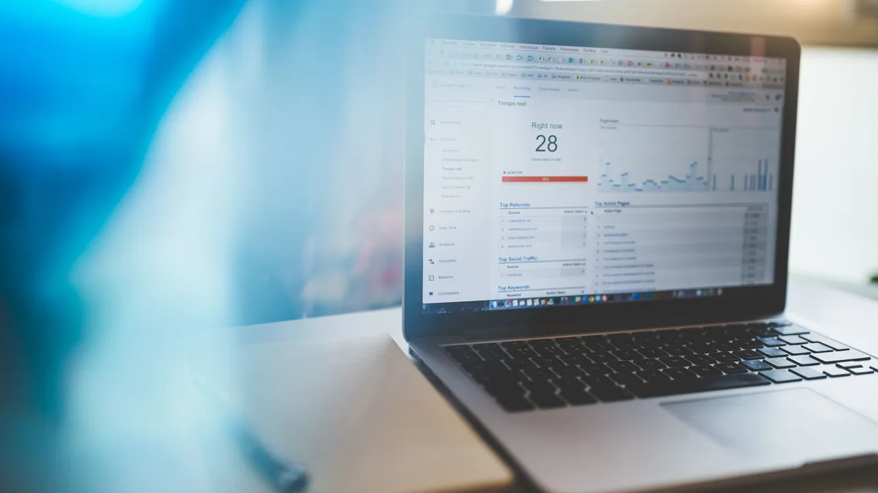 Laptop mit Performance-Auswertung als Sinnbild für Ladezeit und Core Web Vitals einer Website