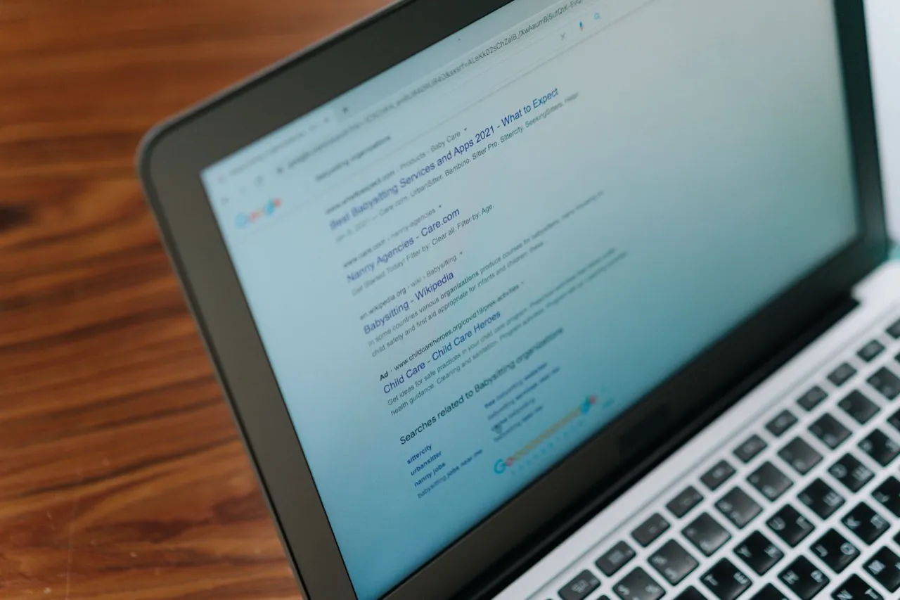 Google-Suchergebnisse auf einem Laptop, Symbol für Rankings beim Website-Umzug ohne Rankingverlust