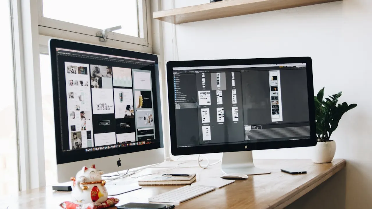 Zwei Monitore mit Website-Layouts und Wireframes während eines Website-Relaunch