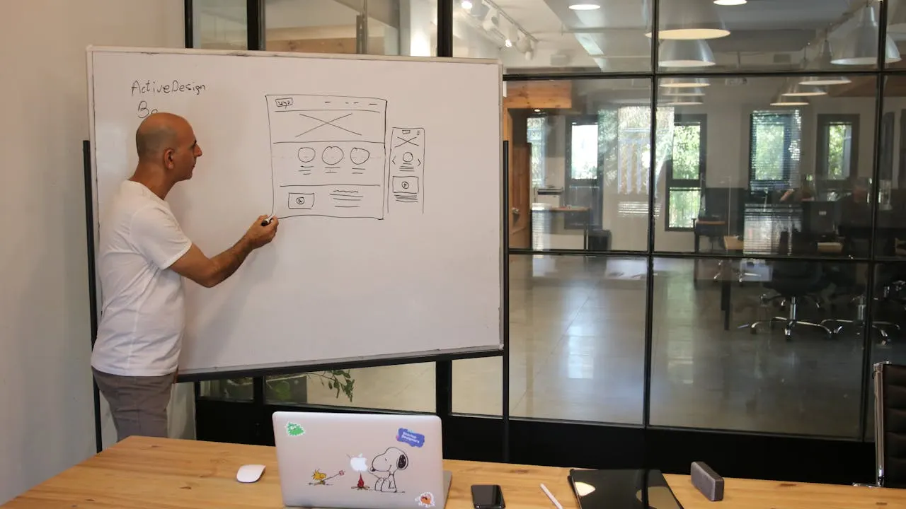 Wireframe-Skizze am Whiteboard als Planungsschritt im Website-Relaunch-Prozess