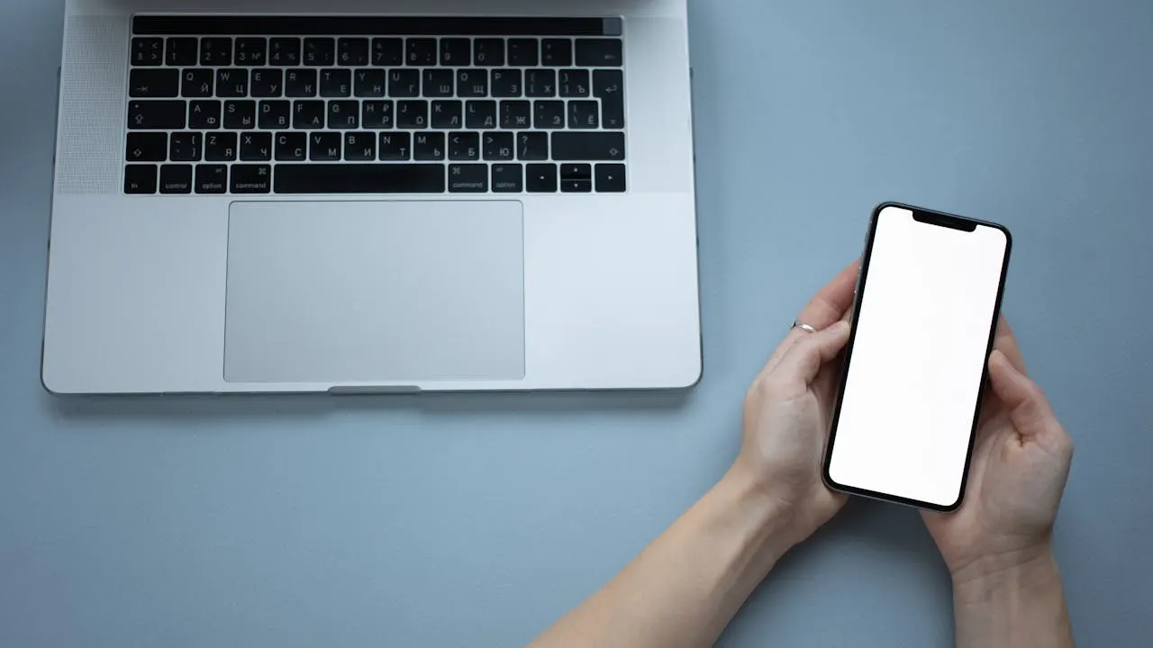 Laptop und Smartphone nebeneinander als Sinnbild für die mobile Darstellung nach dem Relaunch