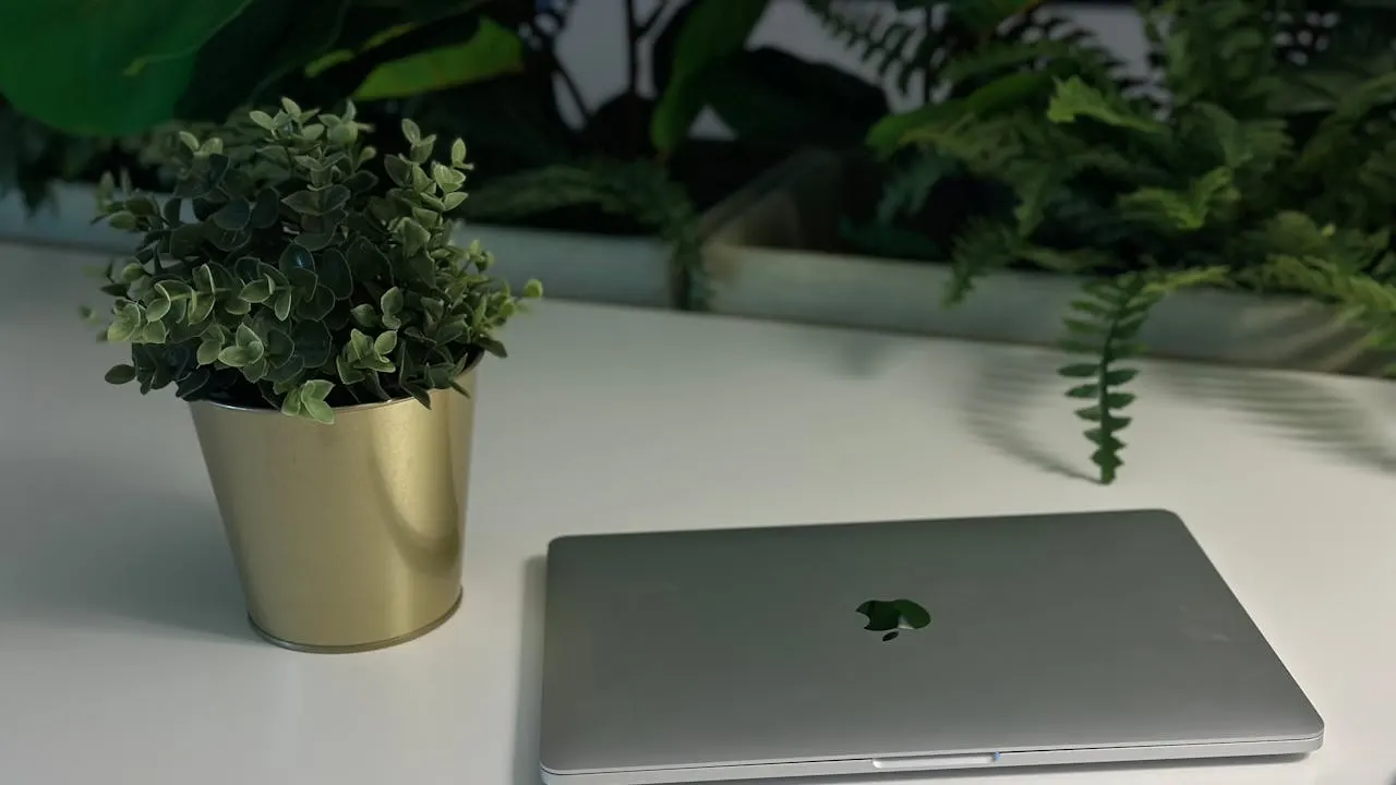 Aufgeräumter Schreibtisch mit Laptop als Symbol für die Website-Kosten in Österreich