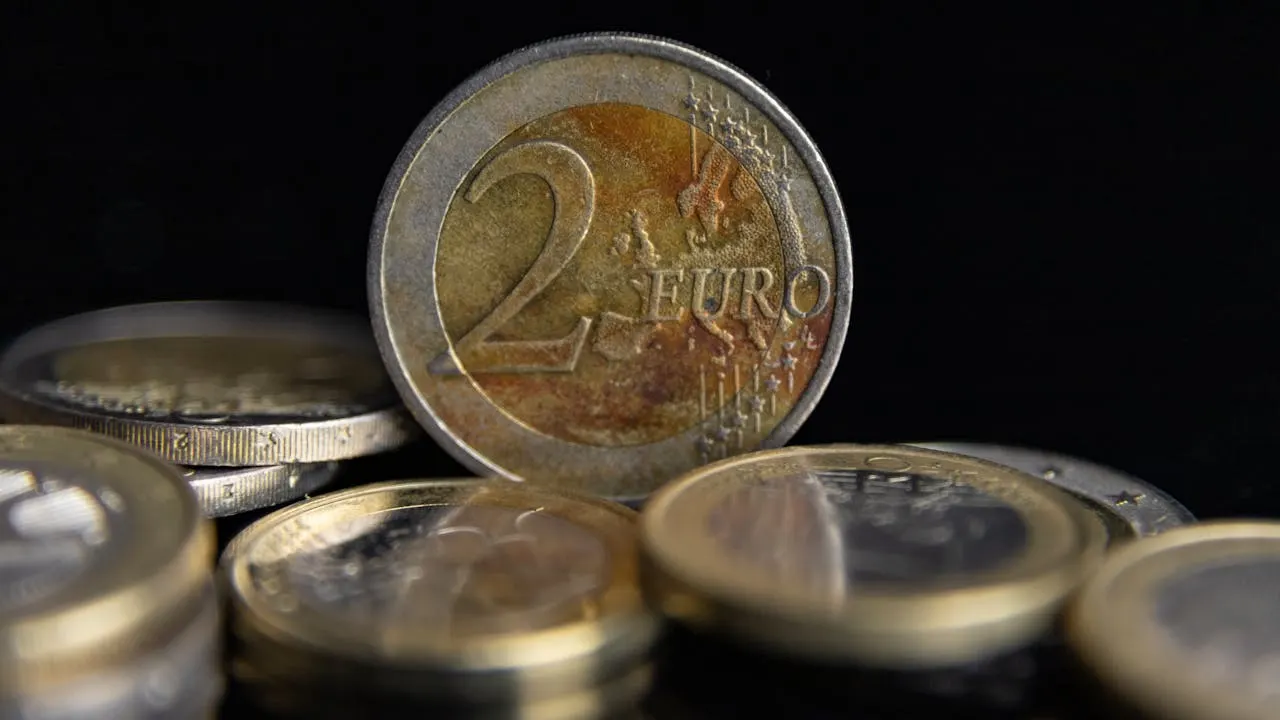 Euro-Münzen als Symbol für die laufenden Kosten einer Website pro Jahr in Österreich