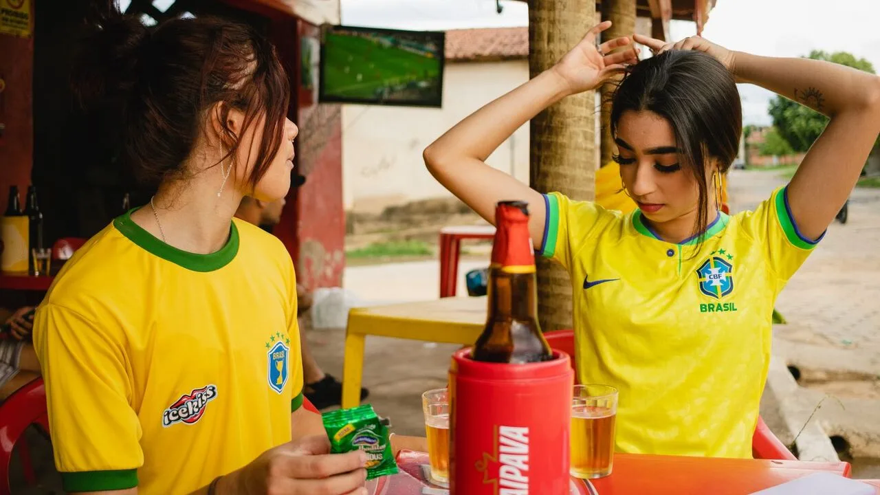 Menschen verfolgen gemeinsam ein Fußballspiel im Lokal, Sinnbild für große Reichweite mit hohem Streuverlust