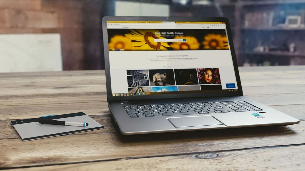 Laptop mit geöffneter Unternehmenswebsite auf einem Holztisch als Beispiel für eigene Sichtbarkeit