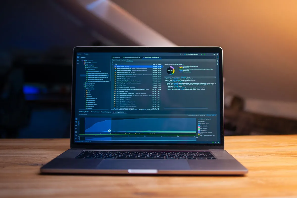 Aufgeklappter Laptop auf einem Holztisch, auf dem Bildschirm Programmcode und ein Protokollfenster: so sieht die Fehlersuche in der debug.log einer WordPress-Seite aus